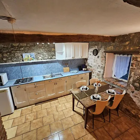 Mouton Apartment *